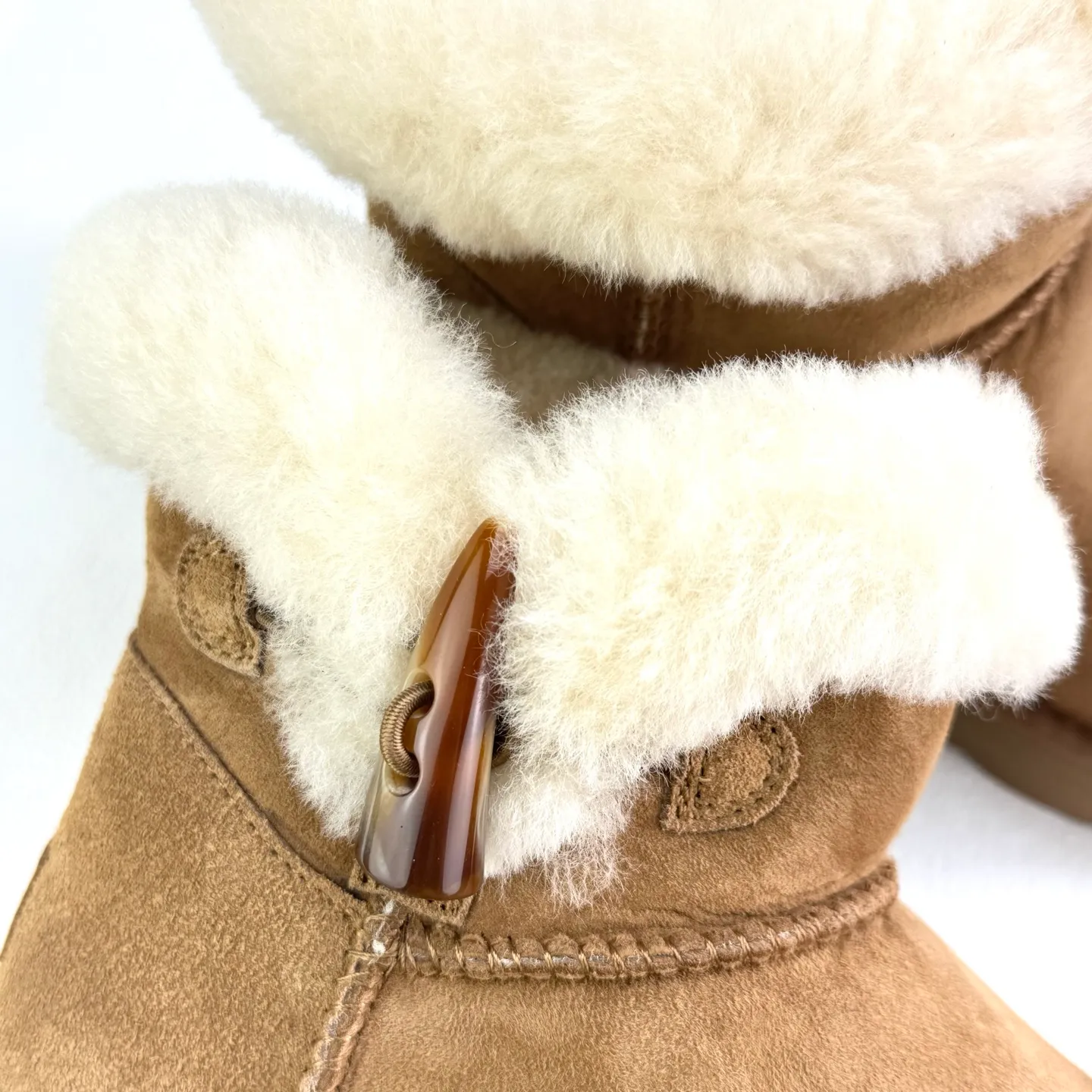 Pick up locally 💰480 The core recommendation is good price. The platform’s foreign trade is exclusive to UGG Classic Short II horn buckle women’s snow boots 1118816 Produced by the ten-year-old brand shoemaking factory production line. Pay attention to every detail. Longfeng A-grade genuine sheep fur is integrated. Completely built in accordance with the ZP process. Size: 35 36 37 38 39 40